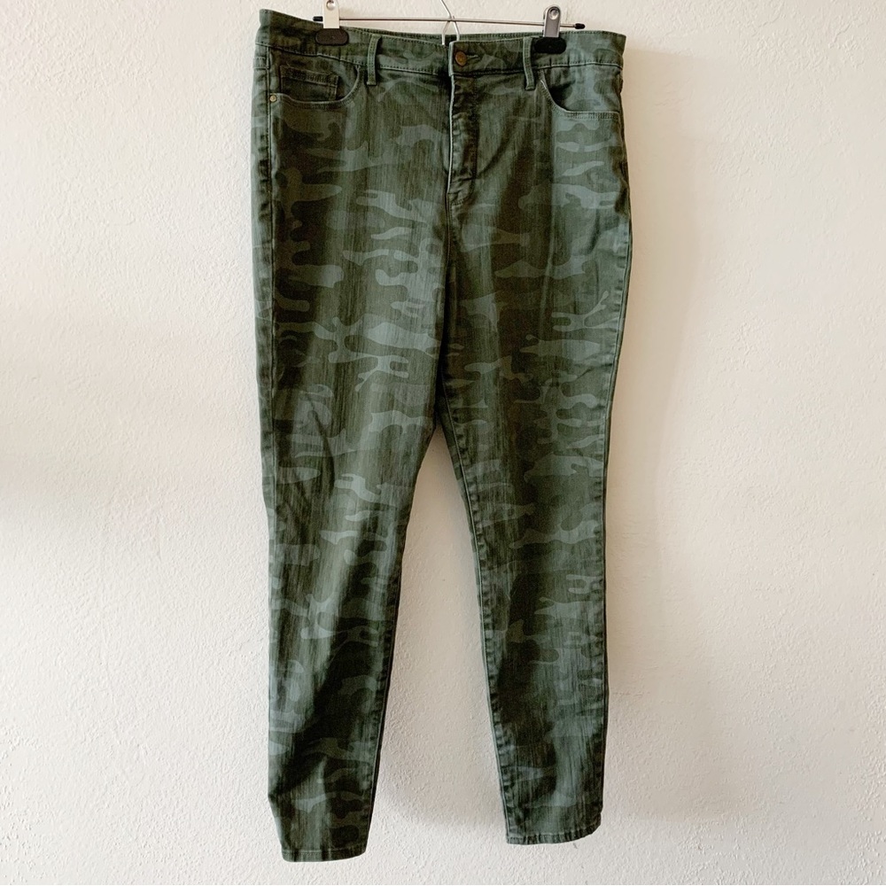 Social Standard by Sanctuary Camoflauge Green High Rise Skinny Women's Pants 16